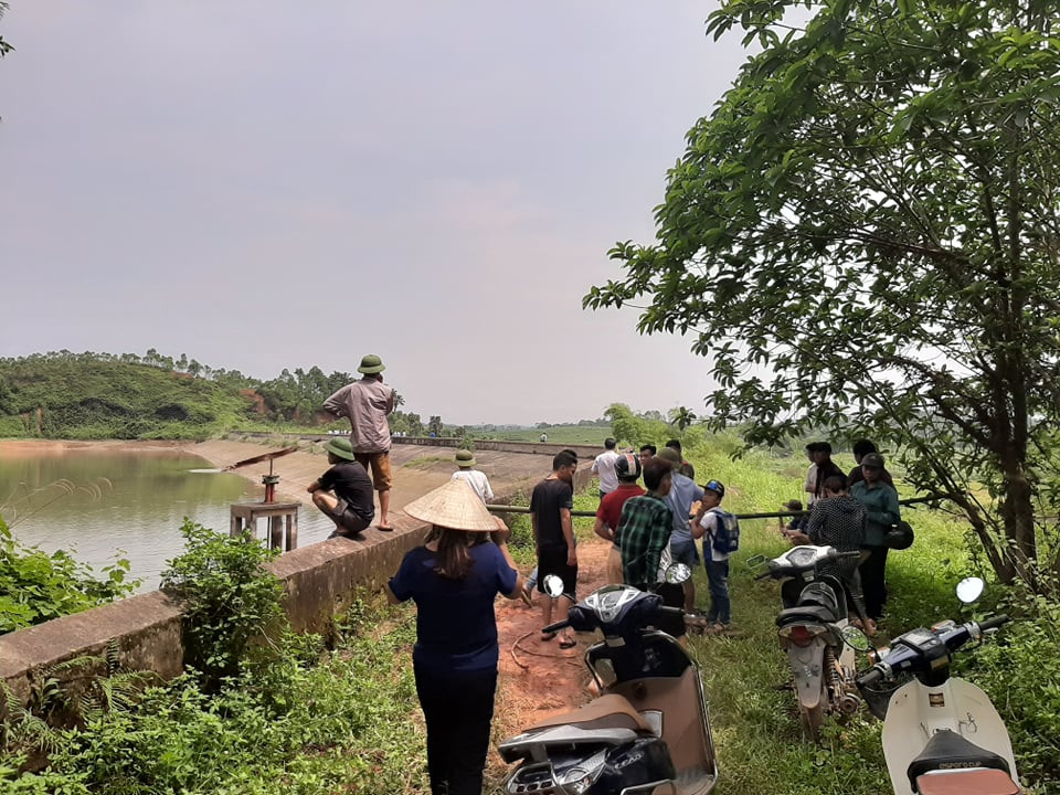 Đáng chú ý sau khi xảy ra sự cố vỡ đập, lực lượng chức năng đã ngăn người dân ra đập, tuy nhiên nhiều người vẫn kéo đến để bắt cá.