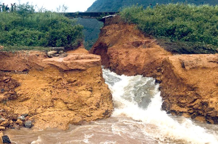 Ngay khi xảy ra sự cố, huyện Cẩm Khê đã huy động toàn bộ quân đội, dân quân và các xã quanh vùng khơi thông dòng chảy, có phương án khắc phục sự cố trong thời gian nhanh nhất. Đồng thời, huyện đã sơ tán 17 hộ dân trong vùng hạ du để đảm bảo an toàn. Về tài sản hoa màu, huyện đang thống kê thiệt hại.