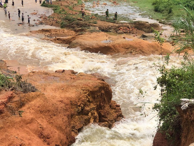 Trực tiếp có mặt tại hiện trường, Bí thư Tỉnh ủy Phú Thọ Bùi Minh Châu yêu cầu yêu cầu Sở NN&amp;PTNT tỉnh Phú Thọ cần sớm xác định rõ nguyên nhân và đề xuất giải pháp khắc phục triệt để nhằm ổn định tình hình sản xuất và an toàn cho nhân dân trong khu vực. UBND huyện Cẩm Khê cần có biện pháp khẩn trương khắc phục đoạn đập bị vỡ, đảm bảo an toàn cho người dân và phục vụ sản xuất trong thời gian tới. 