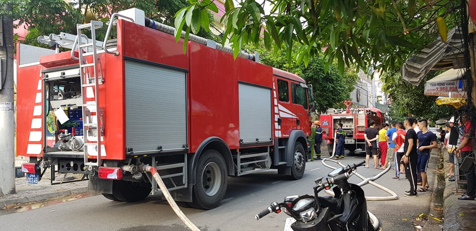 Ngay khi nhận được tin báo vụ cháy, phòng Cảnh sát PCCC và CNCH Công an tỉnh Hải Dương đã huy động 3 xe cứu hỏa và hàng chục cán bộ chiến sĩ xuống hiện trường tiến hành dập lửa, ngăn cháy lan.