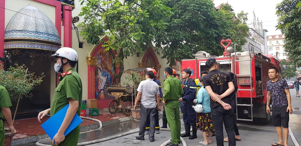 Nhiều cán bộ chiến sĩ có mặt tại hiện trường vụ cháy.