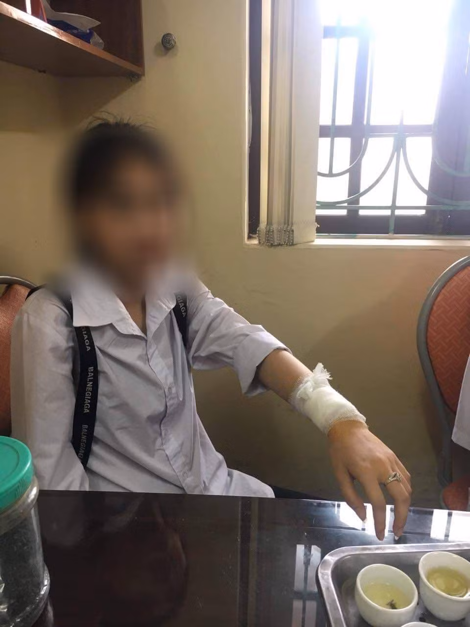 Hai Duong: Dang di duong, nu sinh bi doi tuong la mat rach vao tay-Hinh-2