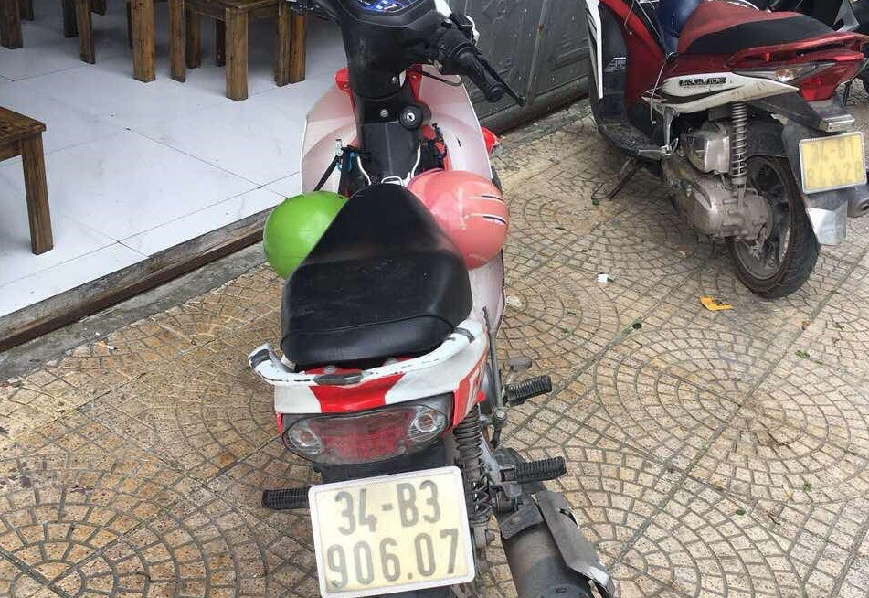 Hai Duong: Dang di duong, nu sinh bi doi tuong la mat rach vao tay-Hinh-3