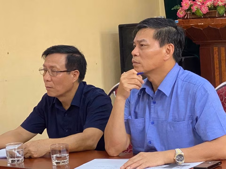 Hoc sinh dung nang, bi phe binh do di hoc som: Xem xet trach nhiem hieu truong, GV chu nhiem