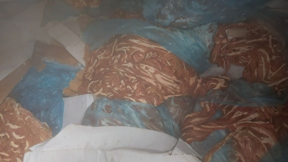 Theo lực lượng chức năng xác định, trang trại thuộc đất của ông Trần Lợi, sinh năm 1974, ở phường Tân Dân, TP Chí Linh, được UBND TP Chí Linh giao để thực hiện việc sản xuất, chăn nuôi gia súc, gia cầm từ năm 2006. Đến trước khi bị lực lượng chức năng phát hiện, toàn bộ diện tích đất trên, ông Lợi đã cho ông Nguyễn Duy Huy, sinh năm 1975, ở xã Bình Xuyên, huyện Bình Giang, tỉnh Hải Dương thuê lại. Việc xây dựng nhà kho, cải tạo các gian nhà đều do ông Huy thực hiện, để nhập các loại nội tạng động vật và hóa chất nêu trên.