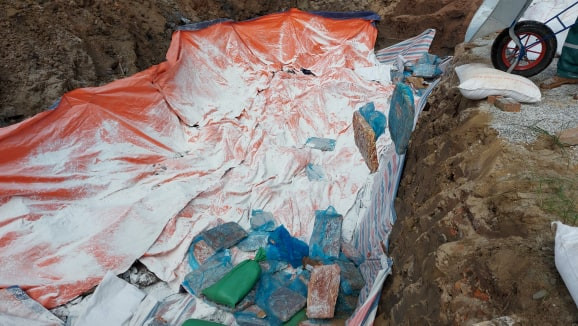 Đến chiều 21/3, ông Huy đã đến làm việc với cơ quan chức năng thành phố Chí Linh. Theo đó, ông Huy cung cấp 11 giấy tờ liên quan đến Công ty TNHH sản xuất TM&amp;DV Trường Huy. Theo ông Huy, mục đích thu mua số nội tạng này là để sản xuất thức ăn gia súc. 