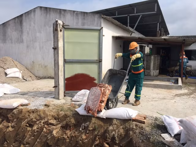 Sau đó các nhân viên tiến hành đổ nội tạng không rõ nguồn gốc xuống hố.