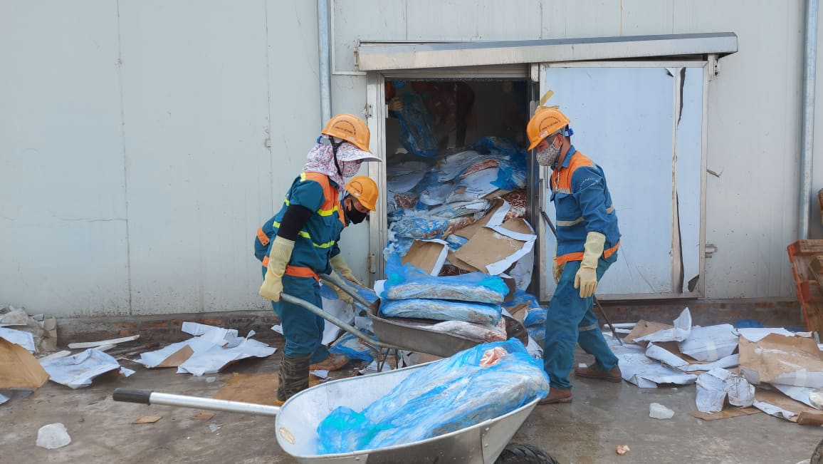 Qua kiểm tra phát hiện tại một số dãy nhà, kho đông lạnh trong khu trang trại có chứa các loại nội tạng động vật và nhiều loại dung dịch, bột trắng, gồm: muối NaCL; No2; Co3, bột làm mềm thịt, dung dịch Oxy già. Tại gian nhà kho có chiều cao 3,5m, diện tích 60m2, có chứa toàn bộ là nội tạng động vật, với tổng khối lượng kiểm đếm là 72 tấn. Tất cả đều không có giấy tờ chứng minh nguồn gốc xuất xứ, cũng như các loại giấy tờ liên quan khác.