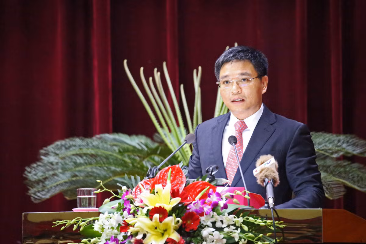 Chu tich tinh Quang Ninh kiem Hieu truong DH Ha Long: Co dung quy dinh?