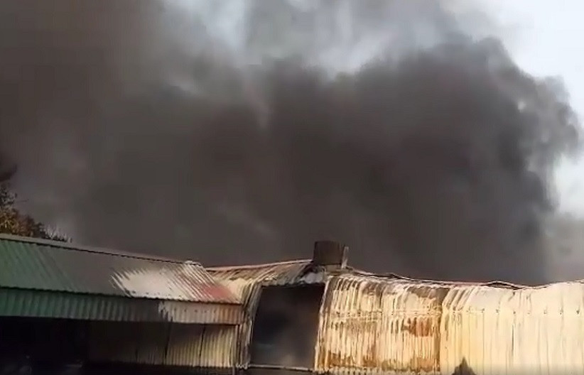 Hai Duong: Xuong san xuat bat lua chay lon, thieu rui xe cho gas