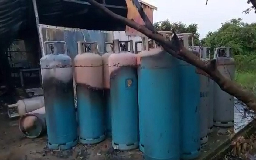 Nhiều bình gas bị ảnh hưởng do vụ cháy.