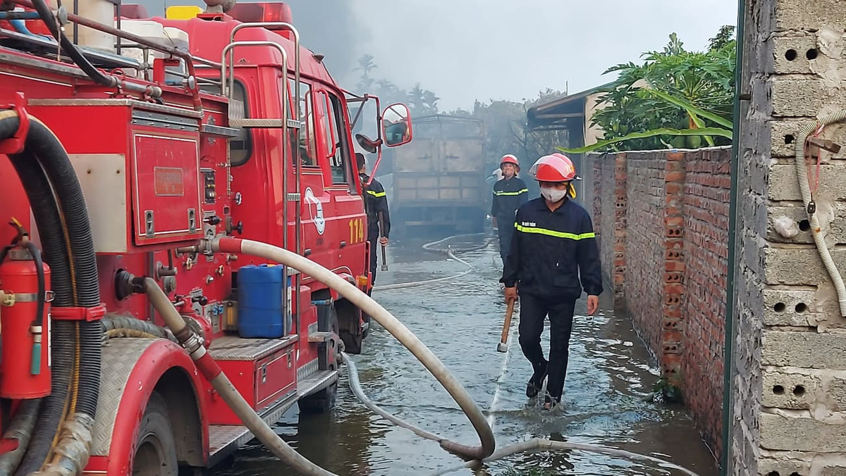Công tác dập lửa được khẩn trương tiến hành.