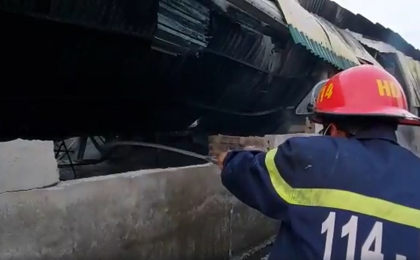 Đến 18h30, vụ cháy cơ bản được khống chế. Rất may đám cháy không có thiệt hại về người.