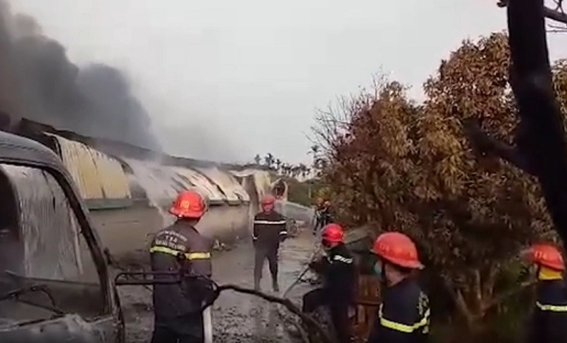 Ghi nhận của PV Kiến Thức tại hiện trường, đám cháy bùng phát dữ dội cùng cột khói đen bốc cao, bốc mùi khét khó chịu.