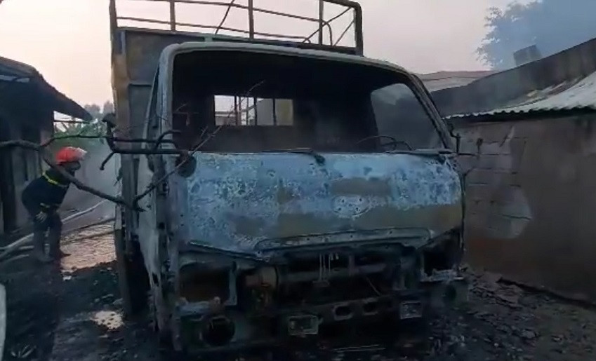 Chiếc xe chở gas bị thiêu rụi.