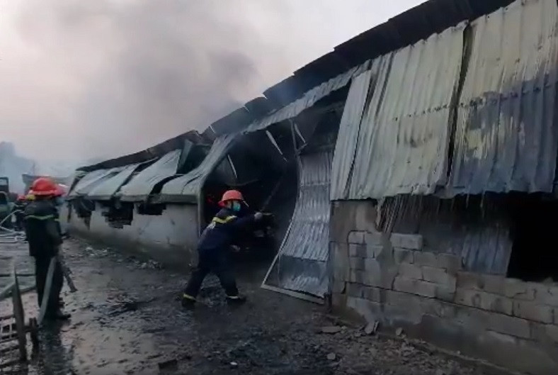 Trao đổi với PV, ông Nguyễn Đình Sỹ, Chủ tịch UBND xã Việt Hồng, huyện Thanh Hà (Hải Dương) cho biết, công ty TNHH sản xuất và thương mại Hải Đăng HD do ông Trần Ngọc Thanh (trú tại TP Hải Dương, tỉnh Hải Dương) làm chủ. Công ty đóng trên địa bàn từ năm 2017, với diện tích hơn 3000m2, thu hút hàng chục lao động là người địa phương. Trong nhiều lần kiểm tra trước đây, doanh nghiệp luôn đảm bảo các điều kiện về phòng chống cháy nổ.