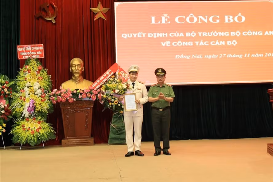 Ngay tại lễ nhậm chức Giám đốc Công an tỉnh Đồng Nai, đại tá Văn cũng chỉ phát biểu ngắn gọn rằng, sẽ cùng Đảng ủy Công an tỉnh Đồng Nai tập trung nêu cao tinh thần đoàn kết, xây dựng lực lượng Công an Đồng Nai ngày càng chính quy, tinh nhuệ; tập trung giải quyết dứt điểm những vấn đề phức tạp về an ninh trật tự; bố trí, xây dựng lực lượng Công an tỉnh trong sạch, vững mạnh toàn diện. Dù “nói ít” nhưng “làm nhiều”, đại tá Văn đã khiến nhiều băng nhóm tội phạm khiếp vía trong thời gian qua. 