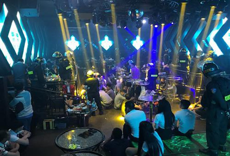 Trước đó, cuối năm 2019, ngay khi về làm Giám đốc công an tỉnh Đồng Nai, đại tá Vũ Hồng Văn đã chỉ đạo triệt phá hàng loạt vụ án, băng nhóm tội phạm. Cụ thể, đêm 7/12 và rạng sáng 8/12/2019, nhiều nhóm trinh sát hình sự, Cảnh sát cơ động của Công an tỉnh Đồng Nai đã đồng loạt đột kích Bar Cosmo, bar VIC Beer Club và Karaoke Tuấn Thảo.