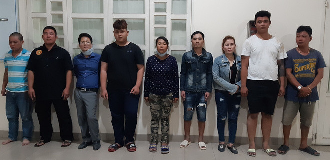 Theo đó vào khoảng 15h ngày 5/5, lực lượng CSHS Công an tỉnh Đồng Nai phối hợp với các lực lượng khác bắt khẩn cấp nhóm 9 đối tượng do Lý Thị Loan (Loan “Cá”, SN 1981, phường Hóa An, TP Biên Hòa) cầm đầu để điều tra về hành vi bảo kê buôn bán tại KCN Thạnh Phú thuộc huyện Vĩnh Cửu, tỉnh Đồng Nai. Đây là băng nhóm tội phạm “bảo kê” có số má hoạt động nhiều năm nay tại khu vực trên.