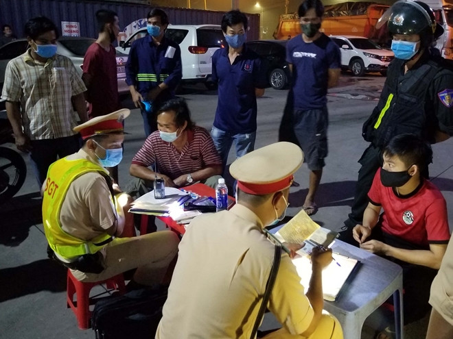 Hoạt động của đoàn xe này nhiều năm qua đã gây nhiều bức xúc trong dư luận do thường xuyên chở quá tải, phóng nhanh, vượt ẩu, vượt đèn đỏ, gây ra nhiều vụ tai nạn va chạm và chết người. Người dân địa phương đã nhiều lần phản ánh về tình trạng gây mất an toàn của đoàn xe của các doanh nghiệp này và cho rằng đây là đoàn xe “vua” có người “chống lưng”.