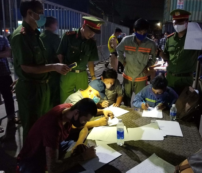 Đáng chú ý, một trong hai doanh nghiệp sở hữu đoàn xe “vua” ở Đồng Nai là của em ruột của Đại tá Trần Thị Ngọc Thuận, Phó Giám đốc Công an tỉnh Đồng Nai và một doanh nghiệp cung cấp dịch vụ dừng nghỉ, cung cấp nhiên liệu cho đoàn xe này là của con Đại tá Thuận.