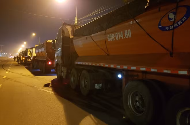 Trước đó, dưới sự chỉ đạo của Đại tá Vũ Hồng Văn, Công an tỉnh Đồng Nai đã vây bắt đoàn xe “vua” gồm 27 xe đầu kéo và xe tải hạng nặng của Công ty TNHH TM Âu Châu và Công ty TNHH MTV Ngọc Minh Anh rạng sáng ngày 15/4, điều tra ban đầu, đã phát hiện nhiều sai phạm trong việc điều hành, vận chuyển của doanh nghiệp quản lý đoàn xe này. 