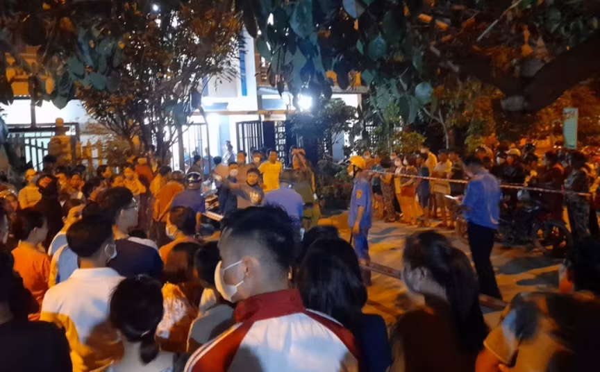 Một nguồn tin cho hay, nguyên nhân hai bé tử vong ban đầu nghi do người mẹ cho uống thuốc. Mẹ hai bé có dấu hiệu bị trầm cảm. Còn cha của hai bé đang làm việc xa nhà.