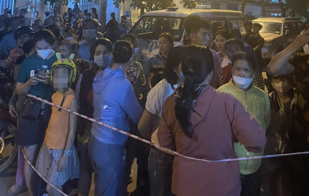 Qua kiểm tra, cả hai cháu bé sinh đôi đã tử vong. Thời điểm này, người mẹ 2 cháu bé tên là T.T.M không có nhà.