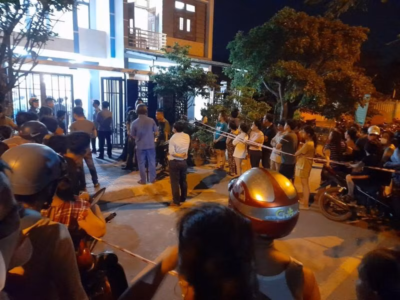 Nhận được tin báo, lực lượng công an ngay lập tức đến khám nghiệm hiện trường, điều tra vụ việc.