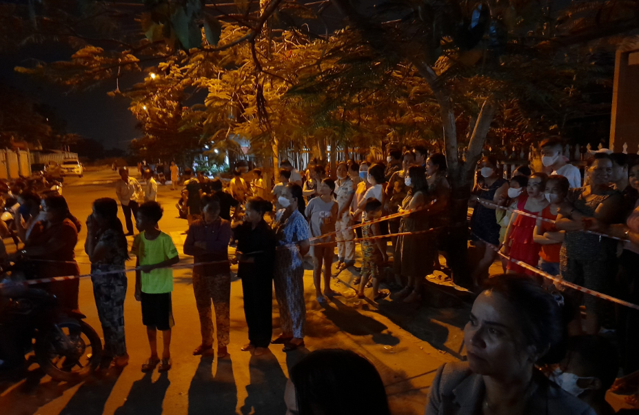 Rất đông người dân hiếu kỳ tập trung trước nhà nạn nhân để theo dõi vụ việc, bày tỏ sự bàng hoàng, xót xa trước cái chết đau lòng của hai cháu bé.