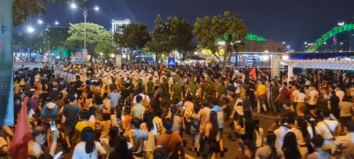 Chương trình biểu diễn nhạc kèn diễu hành diễn ra trên đường Bạch Đằng từ cầu Trần Thị Lý đến cầu Rồng.