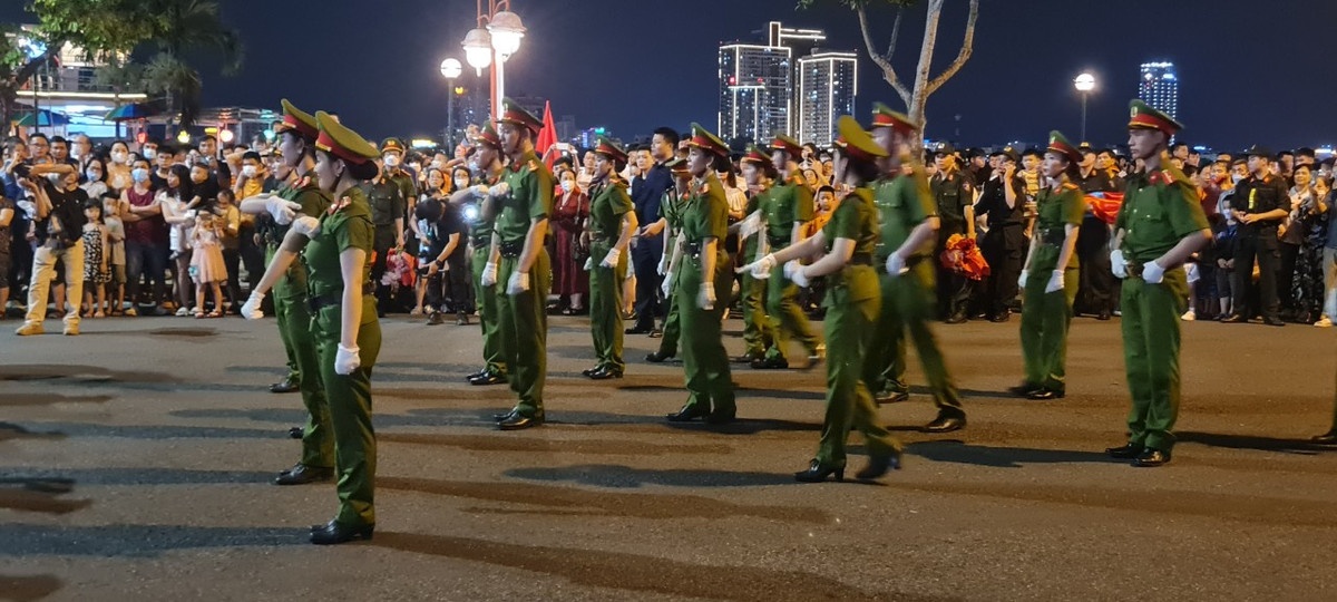 Chương trình đã thu hút sự chú ý của đông đảo người dân và du khách. Hàng ngàn người đã theo chân đoàn biểu diễn diễu hành dọc theo khu vực công viên APEC.