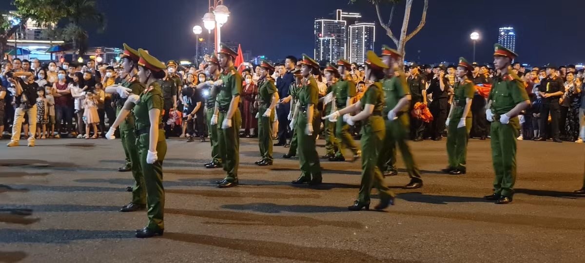 Chương trình đã thu hút sự chú ý của đông đảo người dân và du khách. Hàng ngàn người đã theo chân đoàn biểu diễn diễu hành dọc theo khu vực công viên APEC.