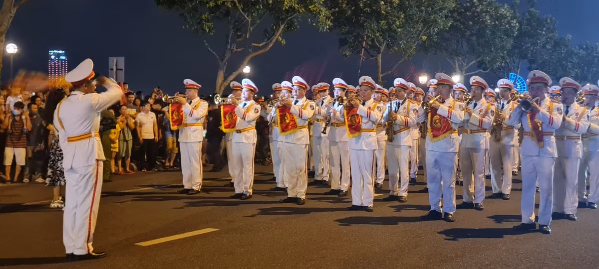 Khán giả Đà Nẵng có dịp thưởng thức nhiều tác phẩm nổi tiếng về quê hương đất nước, ca ngợi Đảng, Bác Hồ, lực lượng CAND qua phần trình diễn của dàn nhạc kèn của Đoàn Nghi lễ CAND.