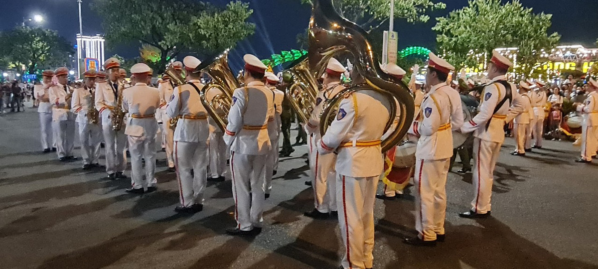 ác em nhỏ đặc biệt thích thú khi tận mắt chứng kiến các loại nhạc cụ độc đáo.