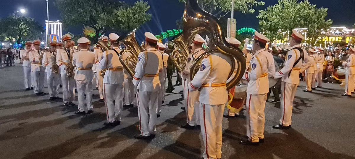 Các em nhỏ đặc biệt thích thú khi tận mắt chứng kiến các loại nhạc cụ độc đáo.