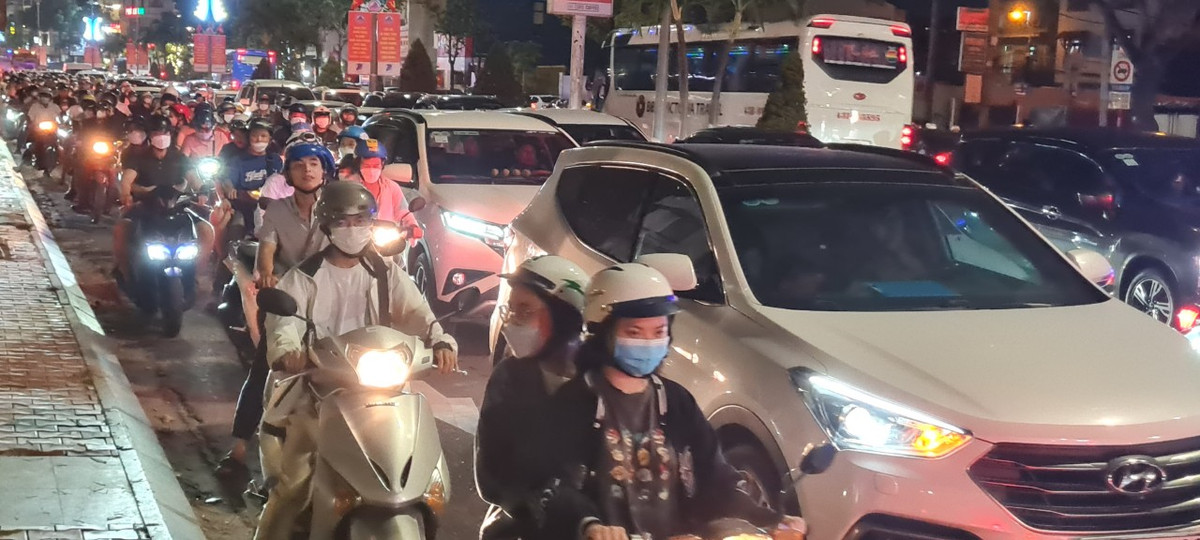 Tối đầu tiên của kỳ nghỉ lễ, dòng người đổ về trung tâm thành phố Đà Nẵng, khu vực ven sông Hàn ngày càng đông.