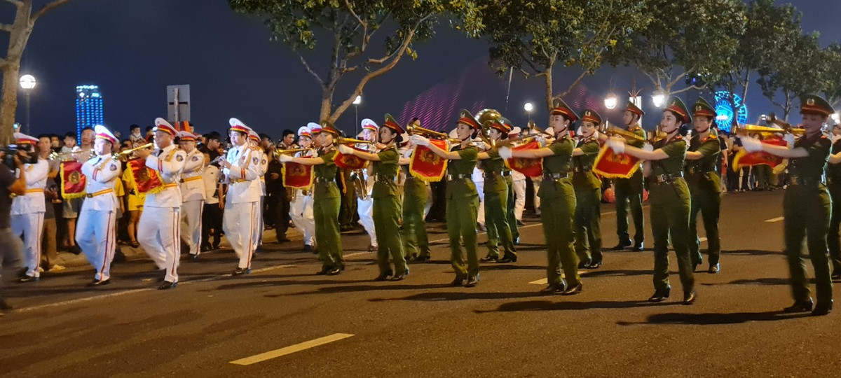 Trong chương trình, các nghệ sĩ, chiến sĩ của Đoàn Nghi lễ CAND biểu diễn diễu hành 17 tác phẩm và biểu diễn tại chỗ 6 tác phẩm.