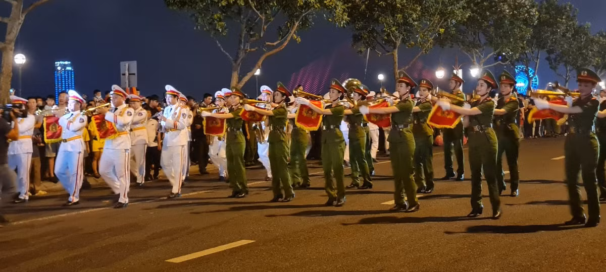 Trong chương trình, các nghệ sĩ, chiến sĩ của Đoàn Nghi lễ CAND biểu diễn diễu hành 17 tác phẩm và biểu diễn tại chỗ 6 tác phẩm.