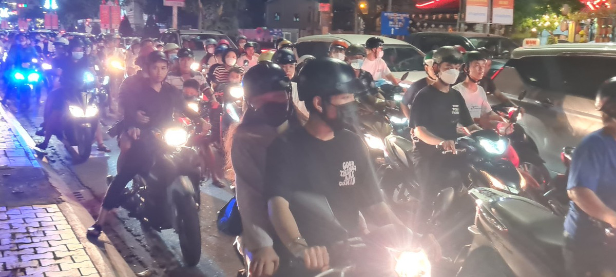 Xe cộ ken cứng trước công viên APEC, khu vực cầu Rồng.