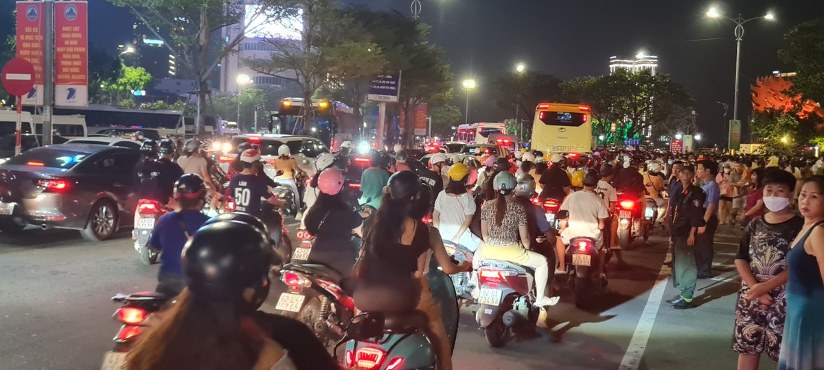 Theo ghi nhận của phóng viên, đa số là người dân địa phương và khu vực lân cận di chuyển bằng xe máy đi chơi lễ.