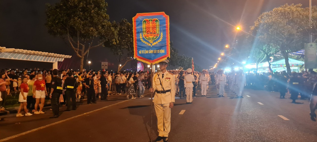 Một trong những điểm nhấn đặc biệt của dịp lễ năm nay là buổi biểu diễn nghệ thuật với hình thức diễu hành đường phố của Đoàn Nghi lễ Công an nhân dân thuộc Bộ Tư lệnh Cảnh sát cơ động.