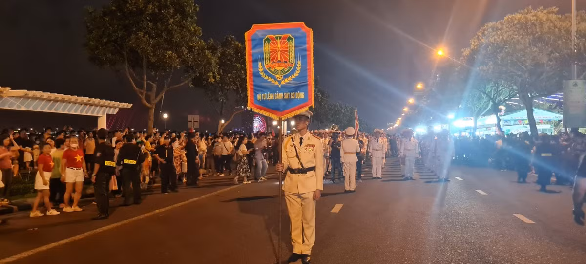 Một trong những điểm nhấn đặc biệt của dịp lễ năm nay là buổi biểu diễn nghệ thuật với hình thức diễu hành đường phố của Đoàn Nghi lễ Công an nhân dân thuộc Bộ Tư lệnh Cảnh sát cơ động.