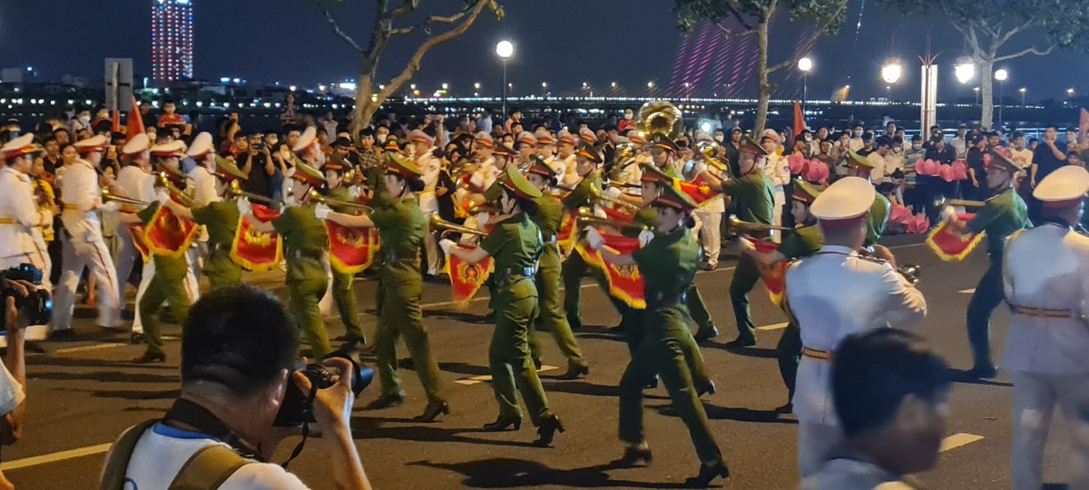 Đặc biệt, Đoàn còn biểu diễn một số tác phẩm về Đà Nẵng như: Đà Nẵng quê ta hôm nay giải phóng rồi, Đà Nẵng tôi yêu, Xôn xao Đà Nẵng.