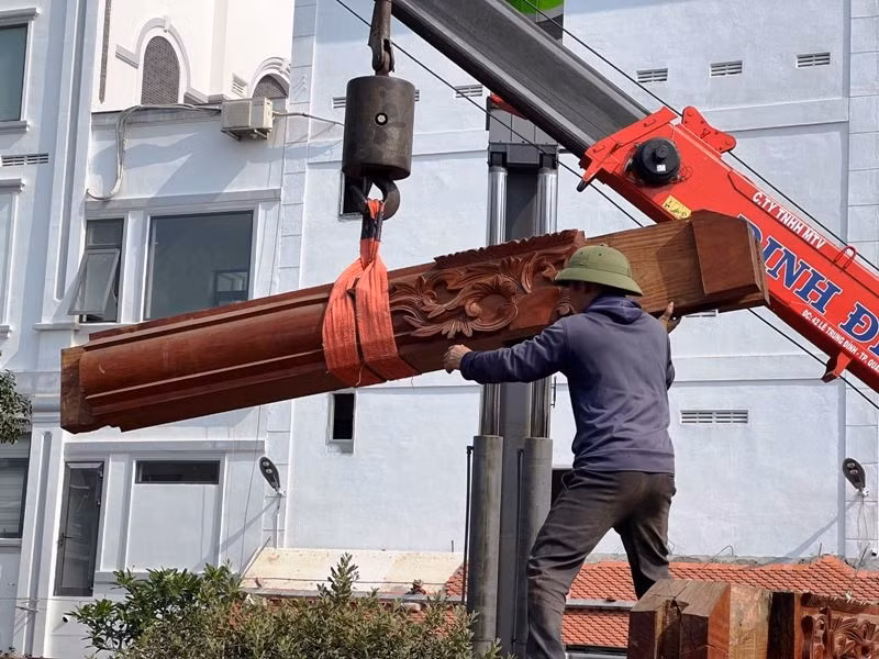 Để tháo dỡ công trình sai phạm này, gia đình ông Sơn phải thuê nhân công và phương tiện cơ giới trong hai đợt với tổng chi phí khoảng 1,5 tỷ đồng.