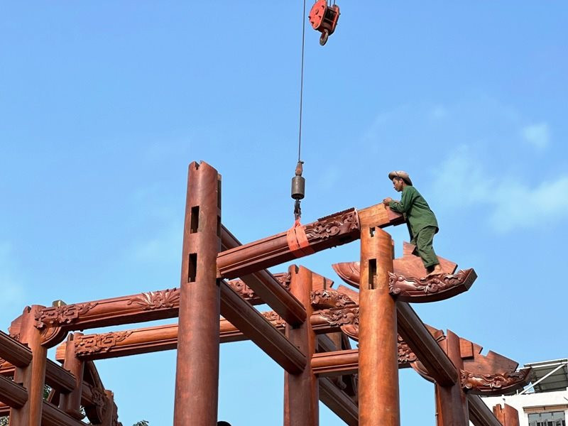 Ông Sơn cho biết, công trình sai phạm đã tháo dỡ phần ngói, cửa, vách xung quanh… nhưng khung gỗ chính chưa dỡ được do “không có thợ chuyên nghiệp”.