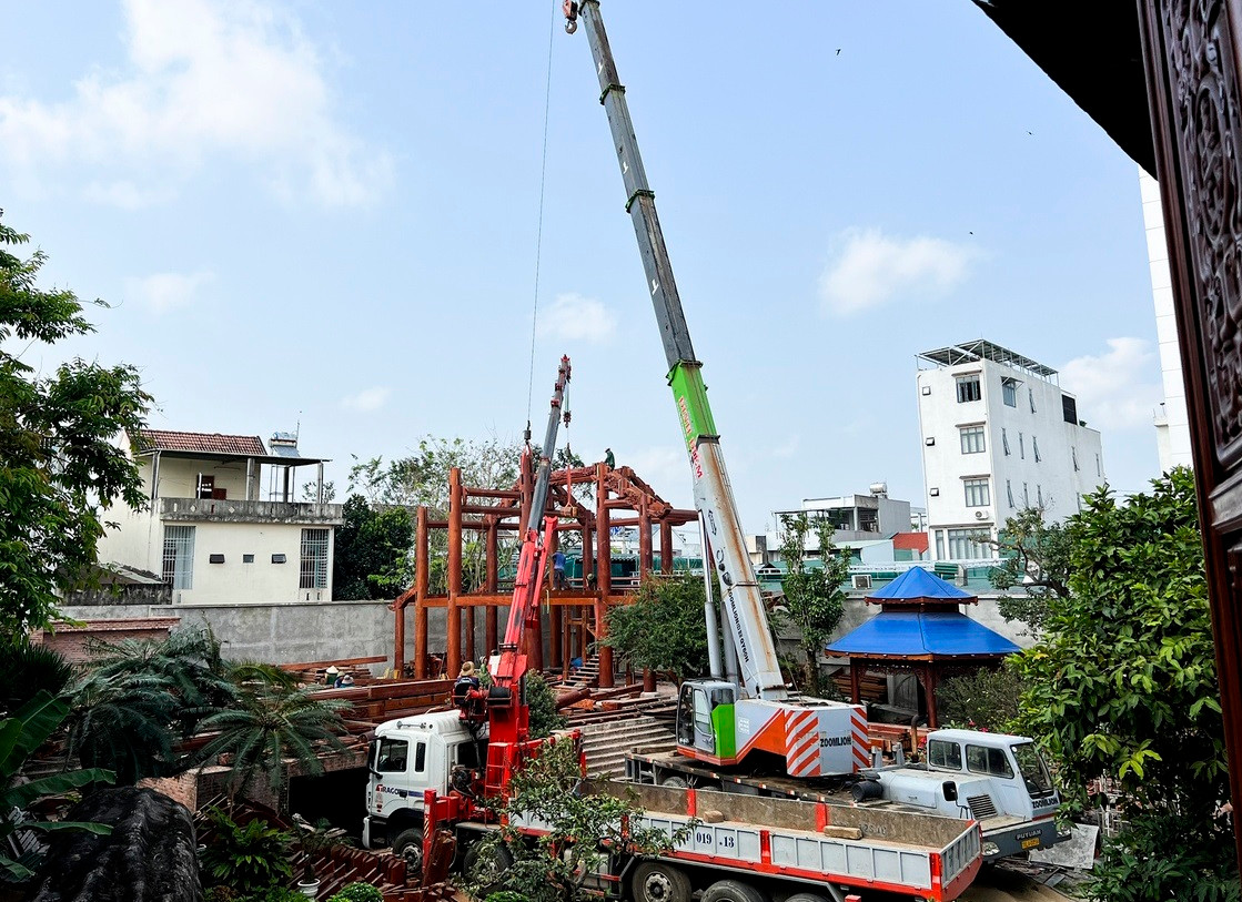 UBND TP Quảng Ngãi đã ra quyết định xử phạt ông Sơn 45 triệu đồng về hành vi chuyển đất trồng lúa sang đất phi nông nghiệp tại khu vực đô thị; 30 triệu đồng về hành vi chiếm đất phi nông nghiệp tại khu vực đô thị. Tổng số tiền phạt là 75 triệu đồng.