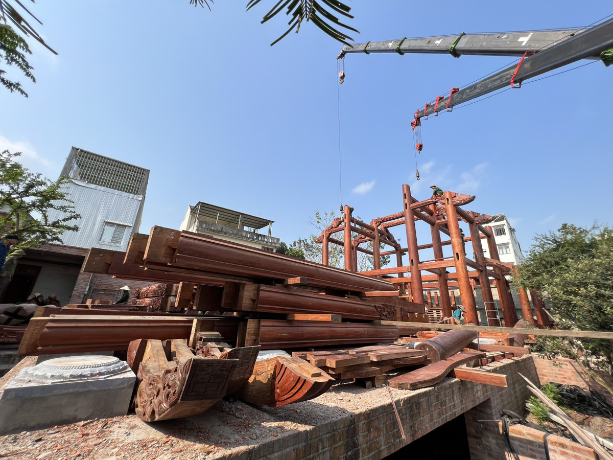 Cùng với xử phạt vi phạm hành chính, UBND thành phố Quảng Ngãi yêu cầu, trong thời hạn 60 ngày kể từ ngày nhận Quyết định xử phạt, chủ nhân ngôi nhà buộc phải khôi phục lại tình trạng ban đầu của các thửa đất lúa và đất đã chiếm tại tổ 5, phường Chánh Lộ, thành phố Quảng Ngãi.