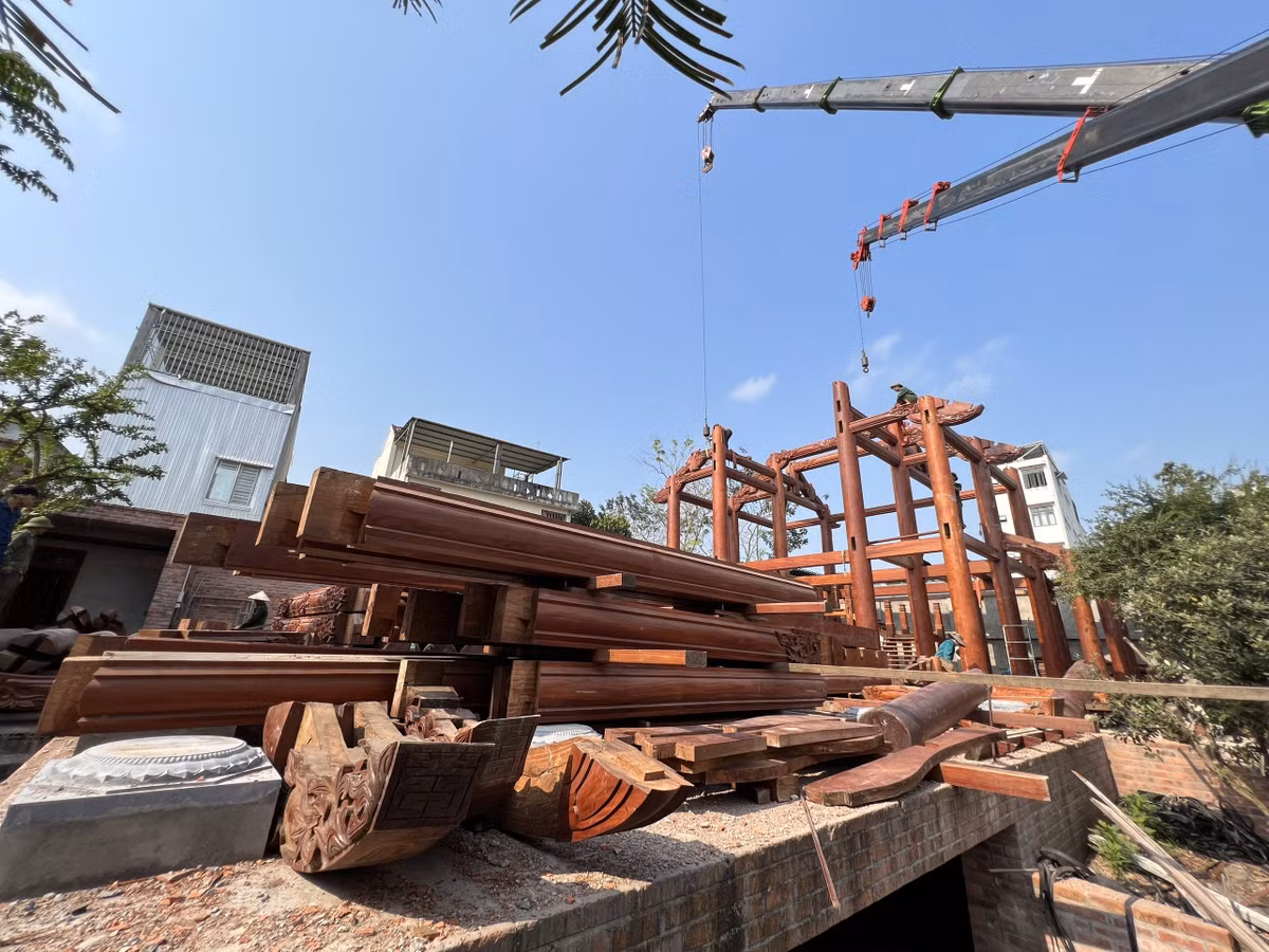 Cùng với xử phạt vi phạm hành chính, UBND thành phố Quảng Ngãi yêu cầu, trong thời hạn 60 ngày kể từ ngày nhận Quyết định xử phạt, chủ nhân ngôi nhà buộc phải khôi phục lại tình trạng ban đầu của các thửa đất lúa và đất đã chiếm tại tổ 5, phường Chánh Lộ, thành phố Quảng Ngãi.