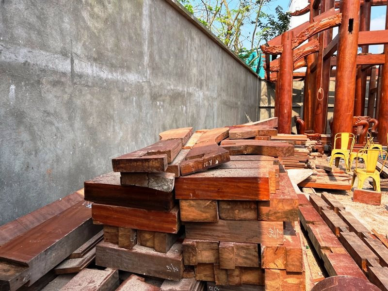 Sau khi tháo dỡ các hạng mục công trình trái phép, gia đình ông Nguyễn Hồng Sơn rao bán hàng trăm m3 gỗ lim với giá hơn 12 tỷ đồng.